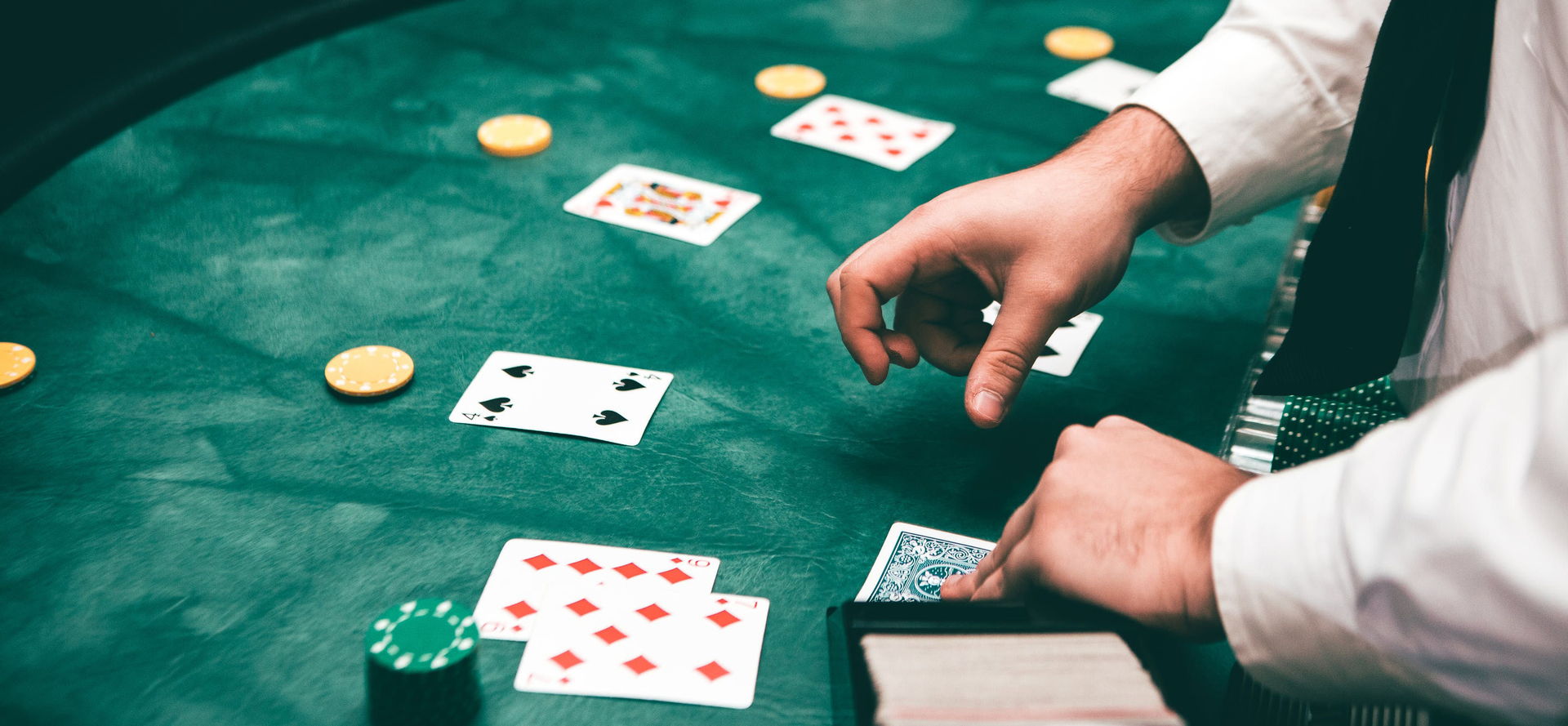 игра в техасский покер против дилера в казино